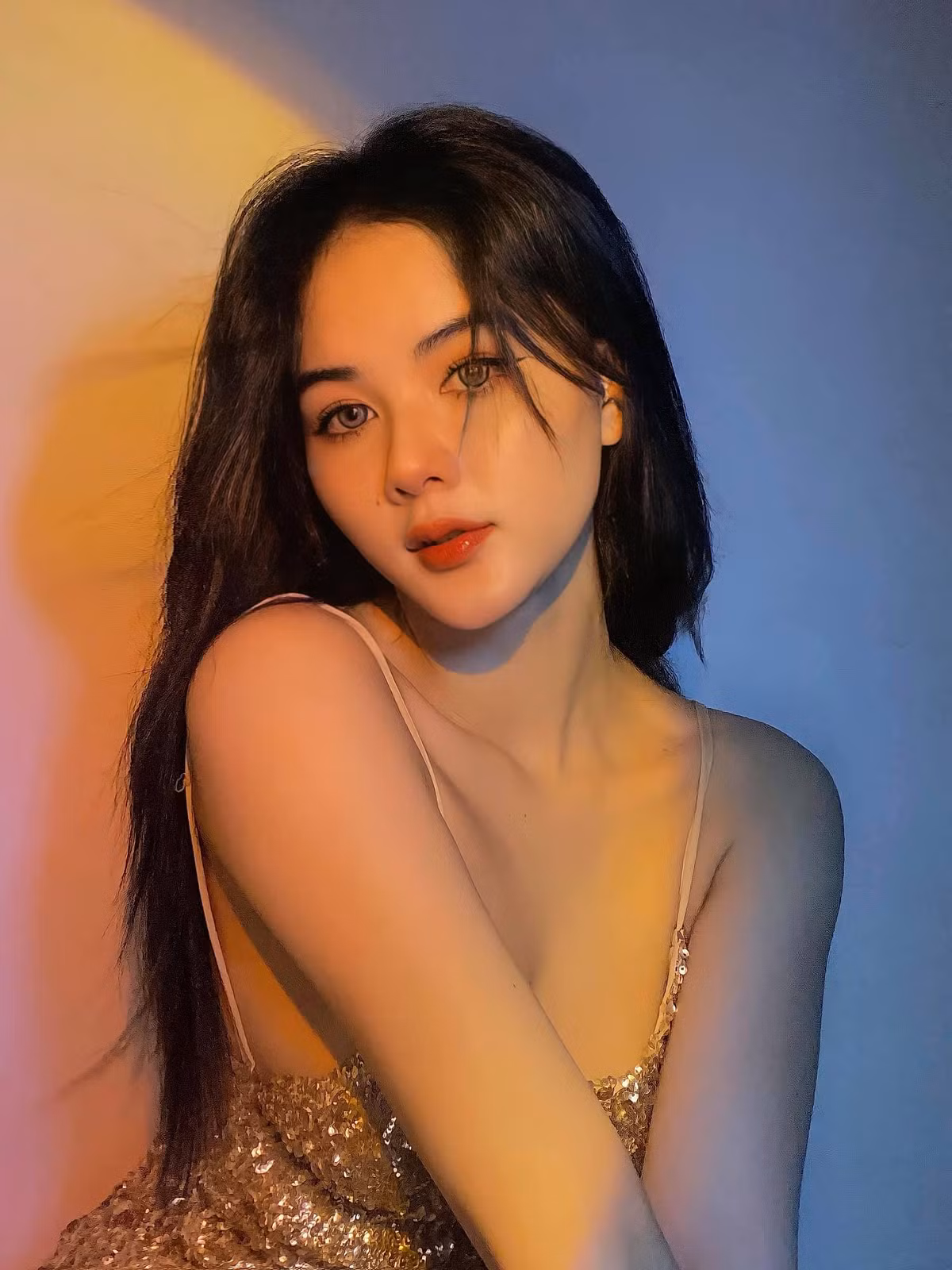 Làn da trắng nõn nà giúp cô nàng nổi bật trong mỗi khung hình.