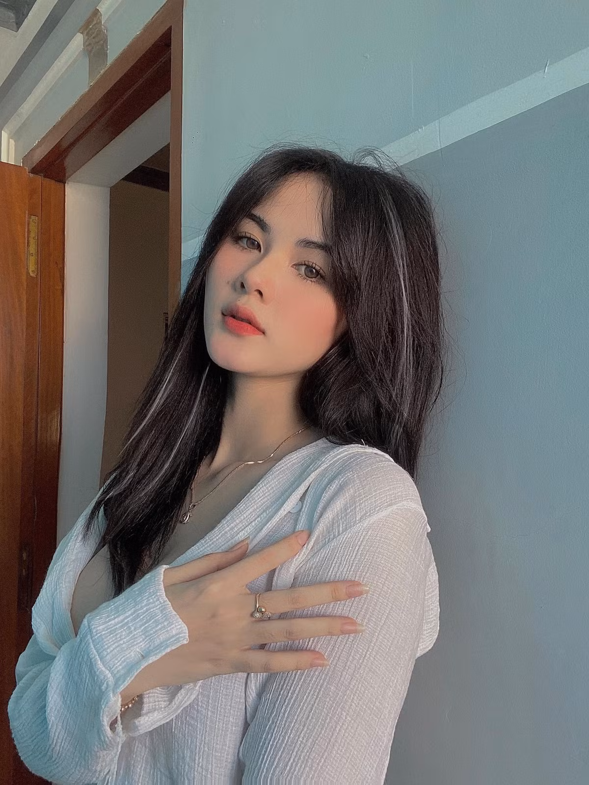 Nét dịu dàng, nữ tính và duyên dáng của hot girl Nha Trang này dễ gây thiện cảm với người nhìn.