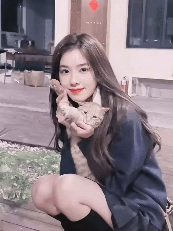 Ngay sau đó, thiếu gia họ Vương lên mạng chỉ trích hot girl này giả tạo, lừa đảo. Tôn Nhất Ninh cũng tung ra hàng chục hình ảnh chụp màn hình tin nhắn giữa 2 người, từ đây mà những dòng tin nhắn "cực sến" của vị thiếu gia bị phơi bày.