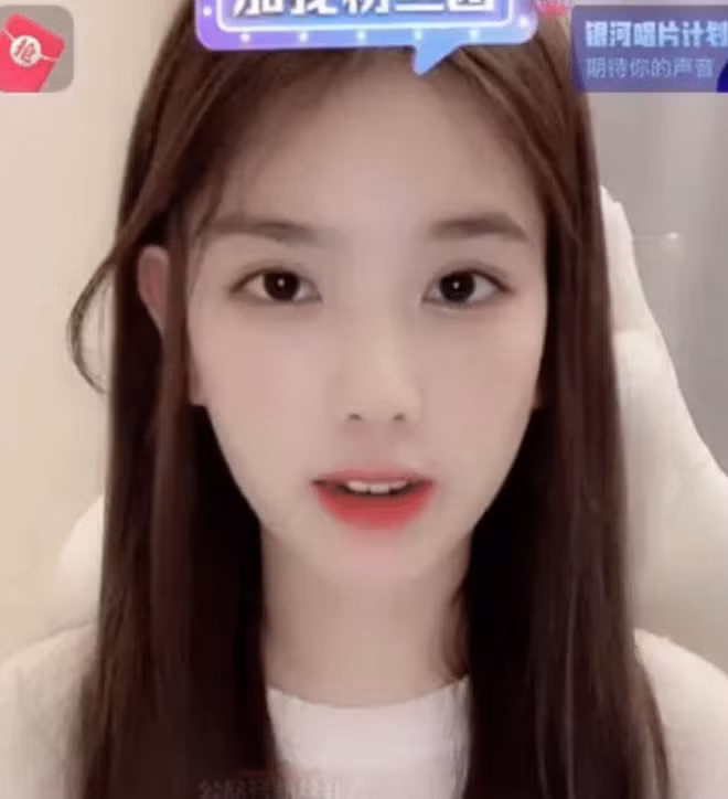 Bước ra từ danh xưng "hot girl mạng", Tôn Nhất Ninh làm không ít người tò mò về nhan sắc thật thật sự của cô. Trong một lần livestream gần đây cùng bạn bè, bộ lọc làm đẹp tự động của Tôn Nhất Ninh bất ngờ biến mất khiến cô nàng bị lộ hoàn toàn nhan sắc thật gây bất ngờ.