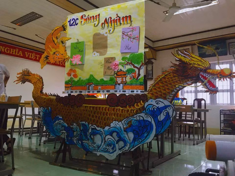 Báo tường với học sinh thời nay không đơn giản chỉ là giấy trắng mực đen, thay vào đó là những mô hình đầy sáng tạo được nâng cấp vô cùng tỉ mỉ, chi tiết. Ảnh: Yun Yurt