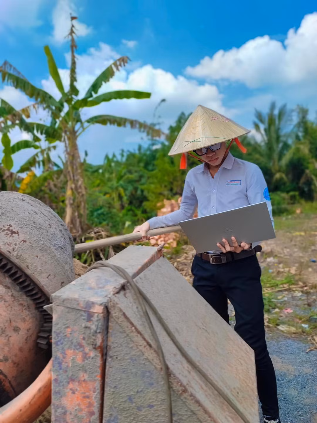 Đang học nhưng bố mẹ bắt đi trộn hồ xây nhà, đúng chuẩn nhà bao việc mà vẫn phải học.