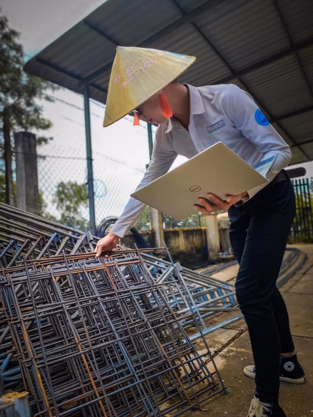 Những hành động hài hước của cậu bạn đã làm cư dân mạng được phen cười nghiêng ngả dù biết rằng đây chỉ là bộ ảnh thực hiện cho vui mà thôi.