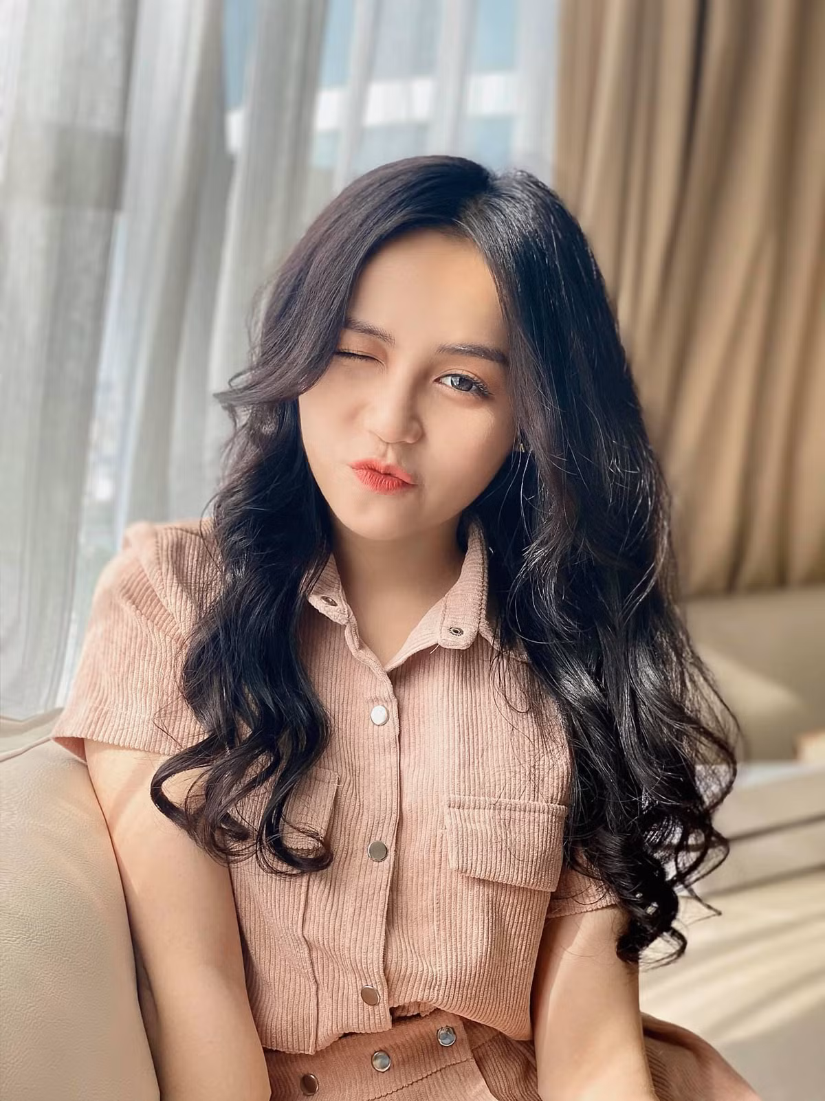 Trân Châu hiện đang sở hữu gần 200 ngàn theo dõi trên Facebook cá nhân, hơn 10 ngàn trên Instagram. Ảnh: FBNV