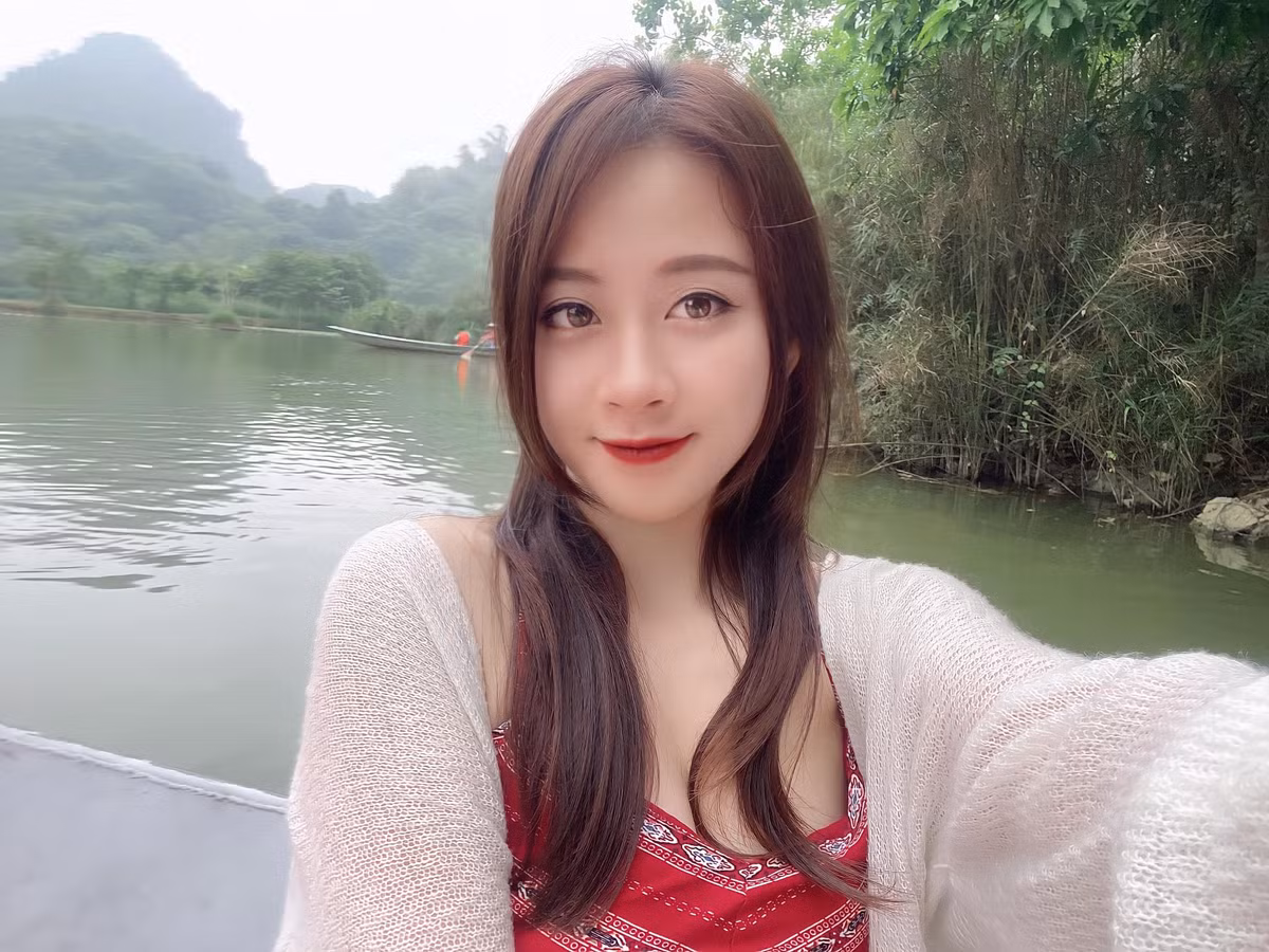 Trên trang cá nhân, Hương thường đăng tải ảnh đi chơi, du lịch đó đây, cô cũng không ngần ngại chia sẻ hình ảnh khoe vóc dáng và nhận về lượng like khủng. Ảnh: FBNV