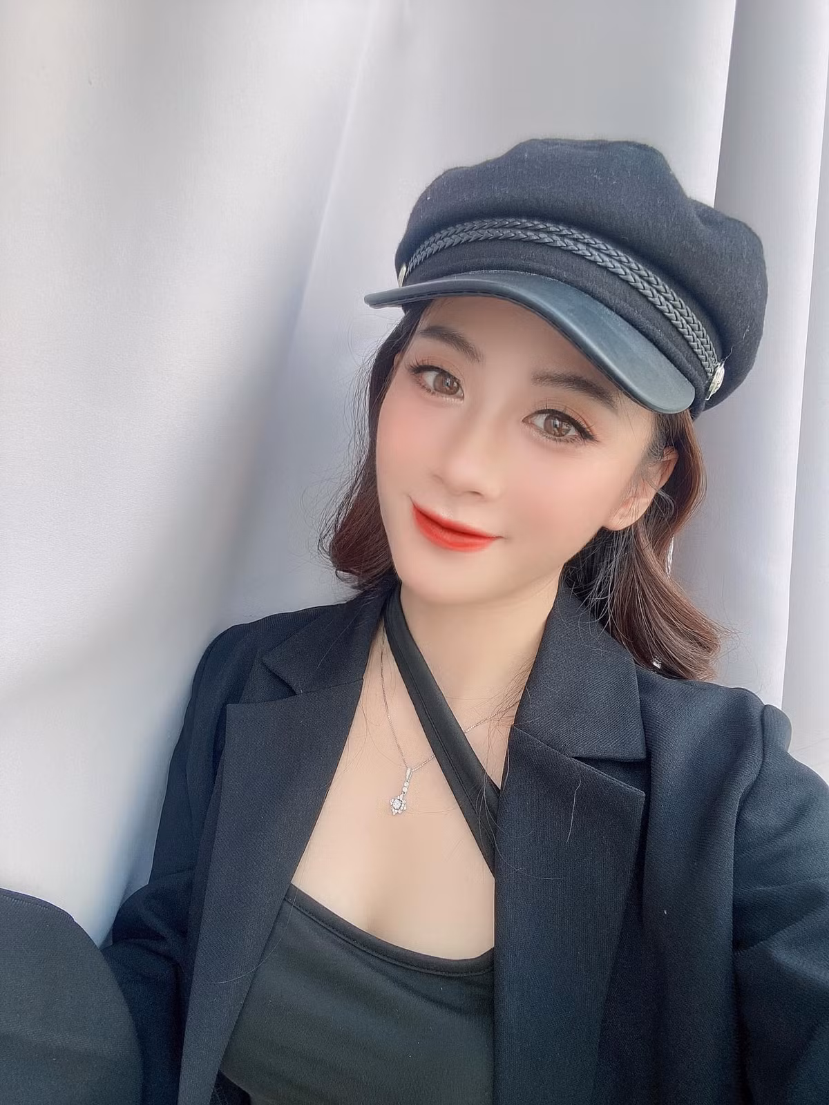 Thu Hương, hay còn gọi là Hermy Meo từng tham gia những bộ phim sitcom làm mưa làm gió một thời như: Bộ tứ 10A8, Những người độc thân vui vẻ,...
