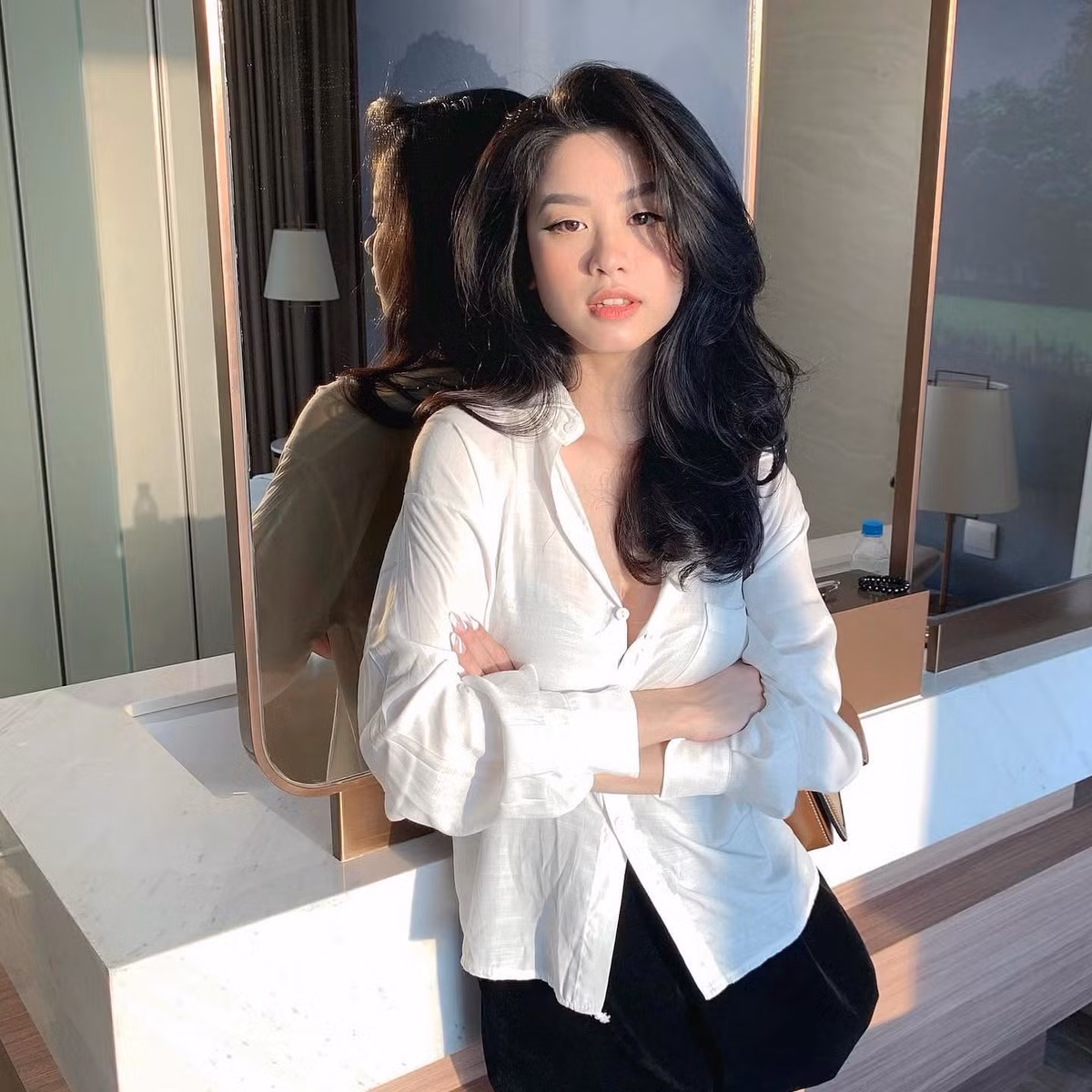 Đặc biệt, hình ảnh Hàn Hằng diện áo sơ mi bung cúc, khoe khéo khuôn ngực đầy đặn đã nhanh chóng nhận được nhiều lượt yêu thích của cư dân mạng.
