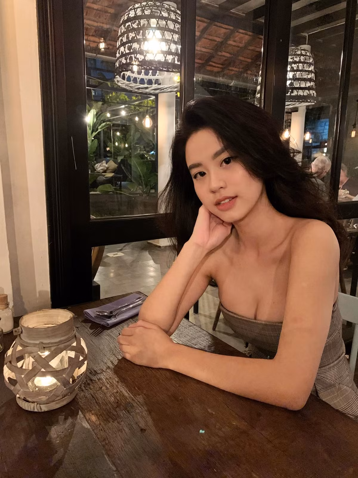 Loạt khoảnh khắc Hàn Hằng mới đăng tải gần như chiếm trọn sóng trên MXH bởi cách ăn mặc có chút gợi cảm của cô.
