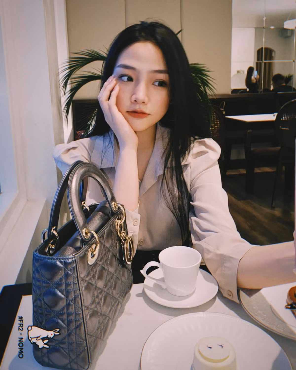 Cô bạn xuất hiện trong nhiều bộ ảnh duyên dáng như nàng thơ.