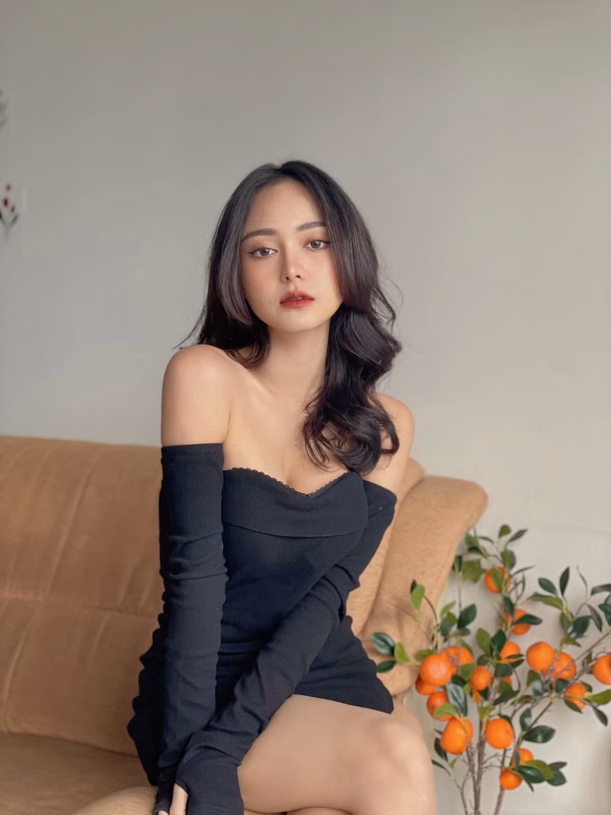 Theo dõi trang cá nhân của người đẹp, có thể thấy cô có gu ăn vận gợi cảm khác hẳn hình ảnh nữ sinh đồng phục từng được biết đến.