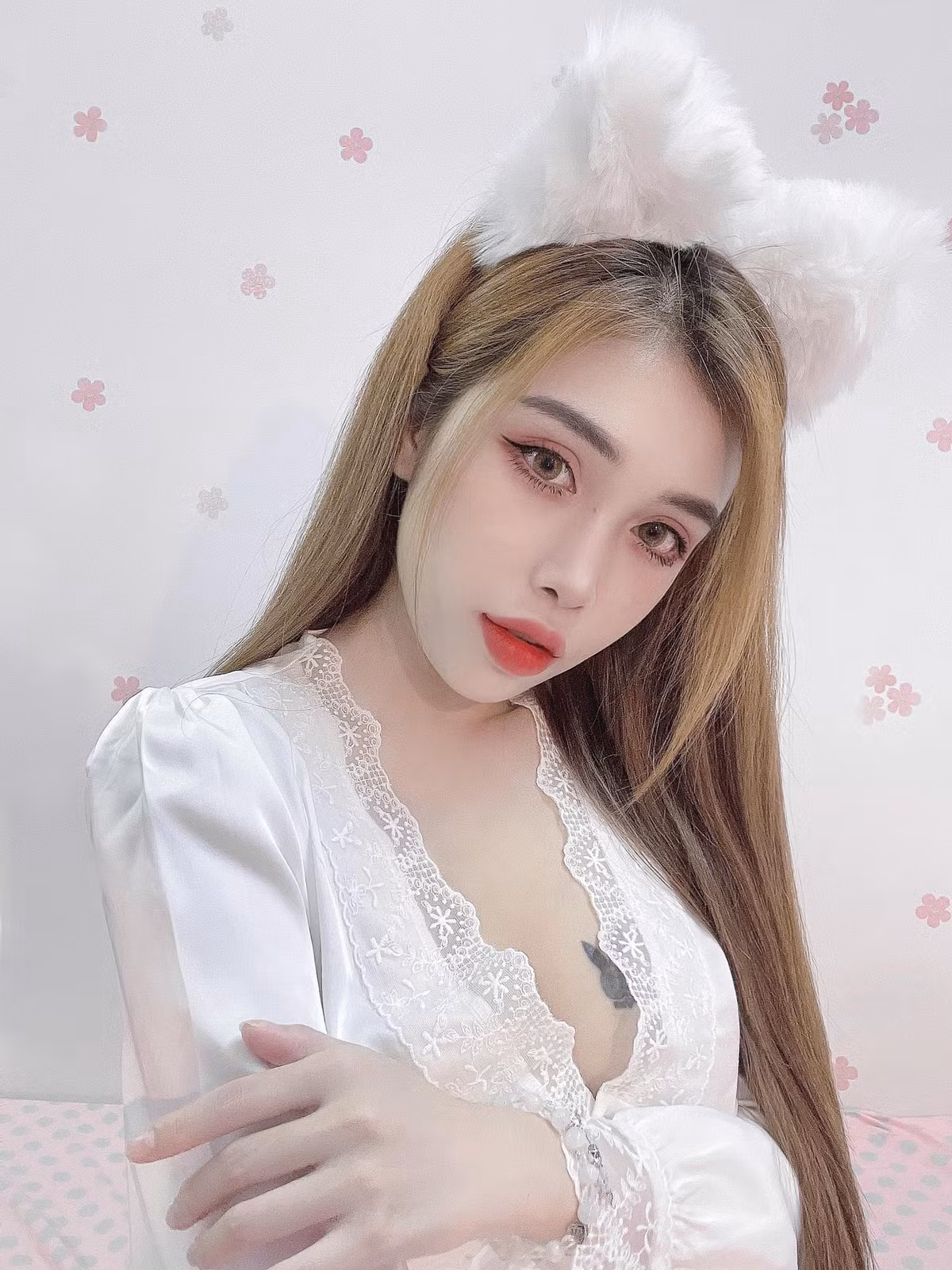 Đặc biệt hơn, hot girl "Ghiền Mỳ Gõ" sở hữu hình xăm chú thỏ ngay vòng một, thu hút mọi ánh nhìn và tạo dấu ấn nhận diện trong mắt công chúng.