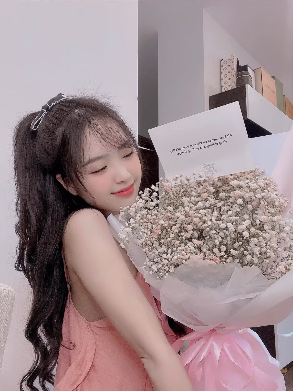 Với những ai chăm "hóng" MXH, đặc biệt là thích "nằm vùng" trong các group gái xinh thì chắc chẳng còn xa lạ gì với Phương Anh.