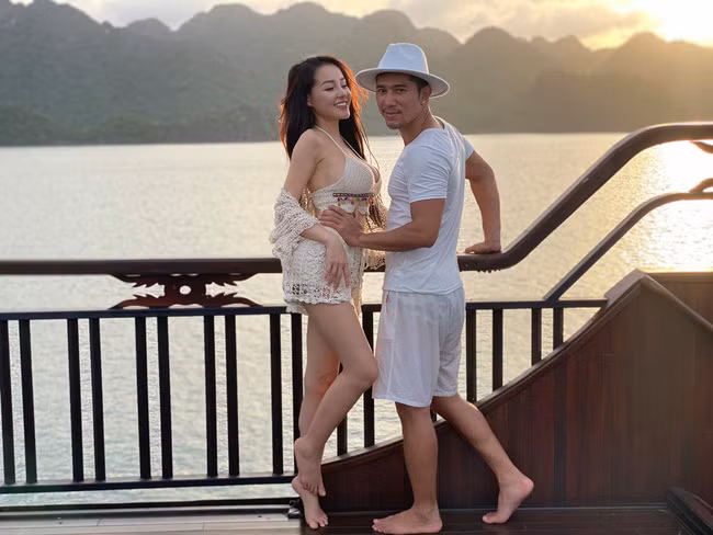 Mỗi khung hình của Ngân 98 bên xế hộp luôn để lộ vòng một "khủng" khiến nhiều người nhìn cũng "ngao ngán".