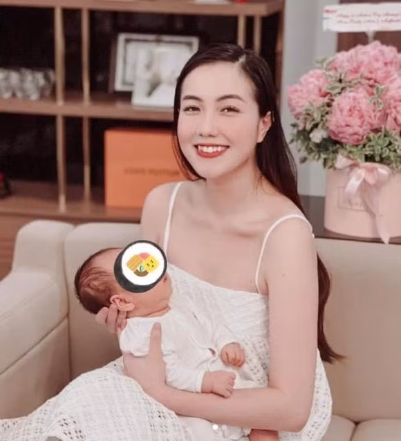 Dẫu tiết lộ 8 tháng sau sinh con mà bụng vẫn bầu như 4 tháng, nhưng nhan sắc Mie Nguyễn vẫn nhận được nhiều ngợi khen.