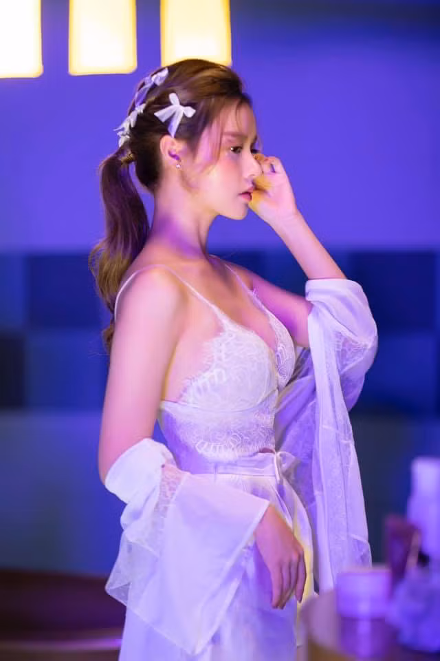 Chính vì lý do đó mà nhiều người đặt ra nghi vấn Midu đã dao kéo, cải thiện vòng 1 bằng phương pháp thẩm mỹ. Cứ lần nào mặc hở là cô nàng lại bị cư dân mạng soi.
