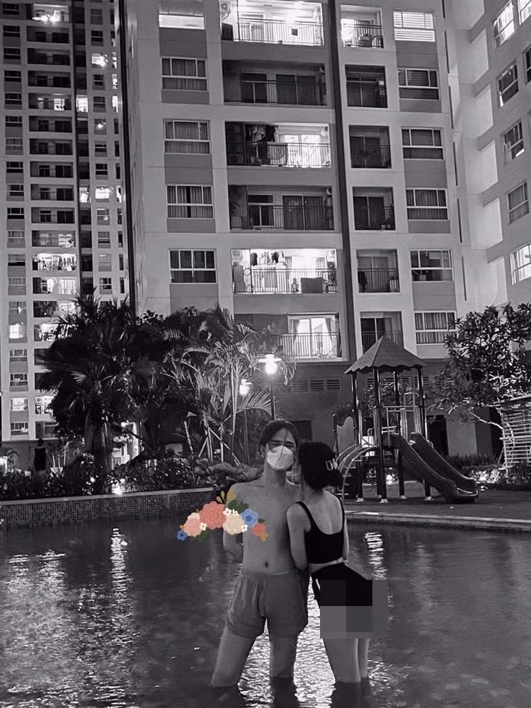 Trong bài đăng mới nhất, hiện tượng mạng này lại tiếp tục gây choáng khi chia sẻ loạt hình ảnh táo bạo, có phần phản cảm hơn cùng "bạn gái tin đông" giấu mặt.