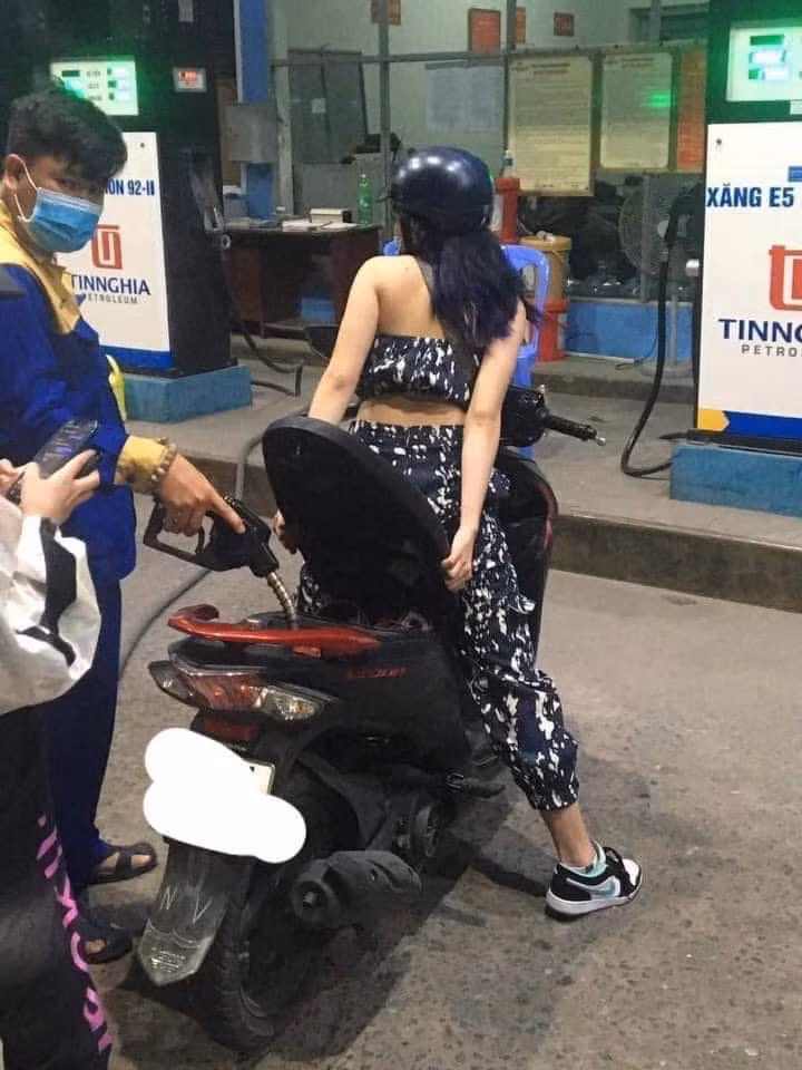 Thay vì xuống xe mở cốp, cô gái ngồi luôn tại chỗ rồi nhấc yên xe lên để nhân viên bơm xăng vào bình. Người nhân viên tỏ ra khá vất vả nhưng vẫn im lặng làm theo, còn vị khách nữ kia thì mặc kệ, tiếp tục sự "lười biếng" của mình.