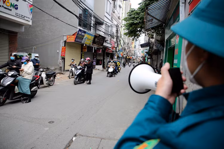 Ha Noi: So ca nhiem tang cao, phuong Phu Do lap chot kiem soat-Hinh-10