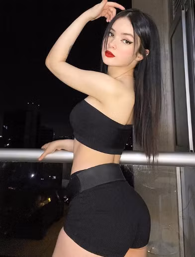 Mặc dù không quá cao, chỉ 1m62 nhưng cô có gương mặt xinh đẹp cùng hình thể cân đối.