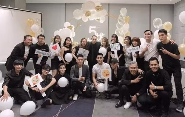 Tối qua (10/11) mạng xã hội được phen xôn xao vì Hải Tú chính thức lộ diện bên Sơn Tùng sau hơn 9 tháng vướng ồn ào "trà xanh".