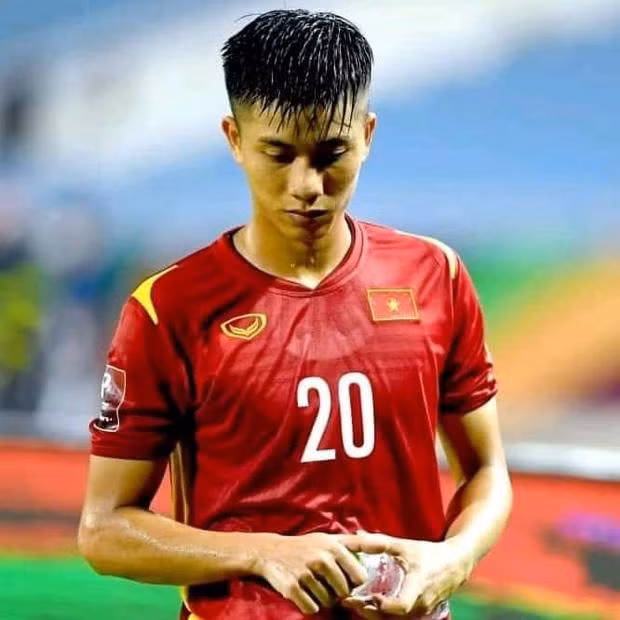 Là một trong những cầu thủ đồng hành cùng tuyển Việt Nam suốt từ đầu mùa giải World Cup 202, tuy nhiên có những lúc Phan Văn Đức phong độ thi đấu không tốt, chưa tạo ra nhiều đột phá.