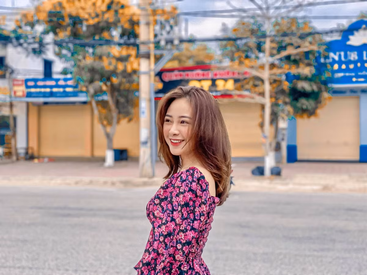 Không còn dáng vẻ ngây thơ như trước đây, Nhật Linh của hiện tại quyến rũ và cuốn hút.