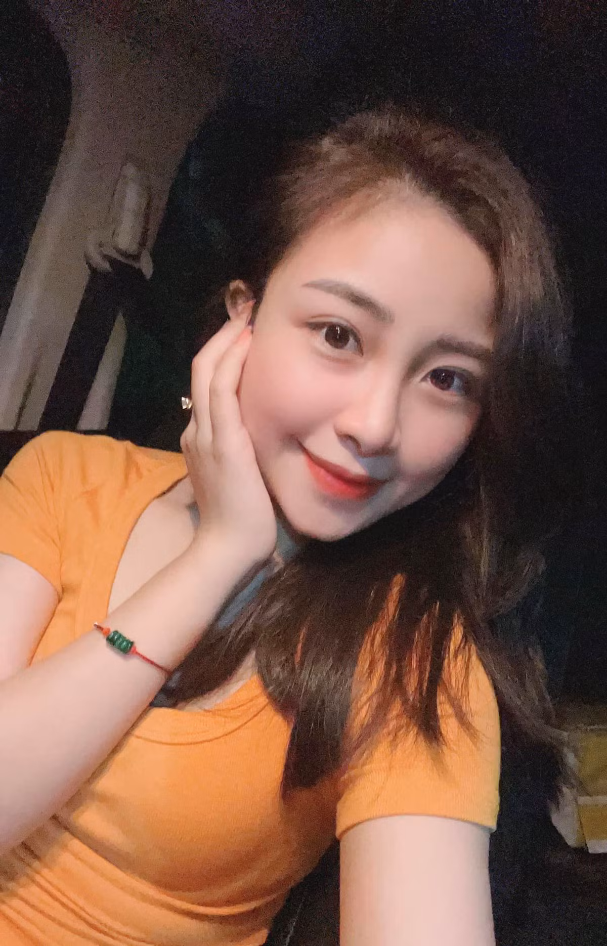 Trước đó, khi cặp vợ chồng khoe có thêm con, một tài khoản đã mỉa mai: "Tốt mái hại trống". Đứng trước những lời lẽ đó, Nhật Linh thay chồng đáp trả: "Như nào là hại hả anh? Lấy vợ thì phải đẻ con chứ đá bóng là không được đẻ à anh? Ích kỷ thế".