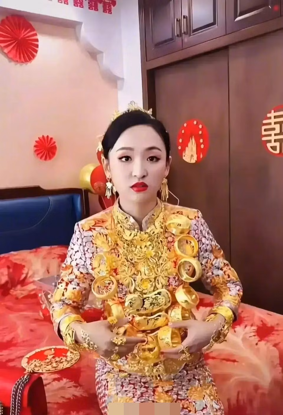 Được biết, cô dâu xứ Trung sinh ra đã "ngậm thìa vàng", sống trong giàu sang, được bố mẹ cưng chiều nên trong ngày cưới họ đã đặc biệt chi số tiền lớn để chuẩn bị cho con gái cưng có một hôn lễ mỹ mãn.