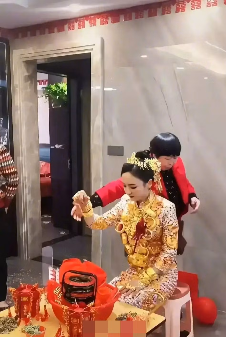 Hình ảnh những cô dâu đeo đầy vàng trong lễ cưới hay còn được gọi là “cô dâu vàng” đã không còn quá xa lạ với người dân Trung Quốc.