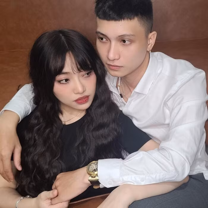 Mới đây, Lương Minh Trang đã khiến cõi mạng xôn xao khi đăng tải bức ảnh ngồi trong lòng, ôm ấp người đàn ông lạ. Hình ảnh khiến nhiều người đồn đoán phải chăng nữ ca sĩ đã tìm được "hạnh phúc mới" sau cuộc hôn nhân đổ vỡ.