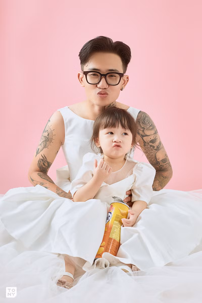Được biết, chủ nhân của bộ ảnh này là anh Dũng, anh là bố đơn thân, phải một mình làm việc để nuôi con gái nhỏ của mình.