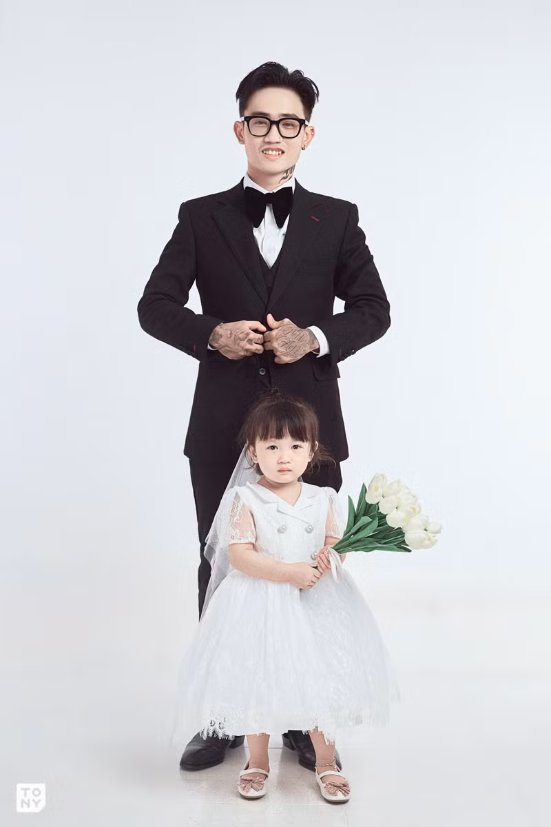 Theo chia sẻ, lúc đầu ý tưởng của bộ ảnh là em bé chụp với mẹ để trở thành album cô dâu. Thế nhưng, mẹ đã không còn sống chung với hai bố con nên ê kíp phải đưa ra ý tưởng mới.
