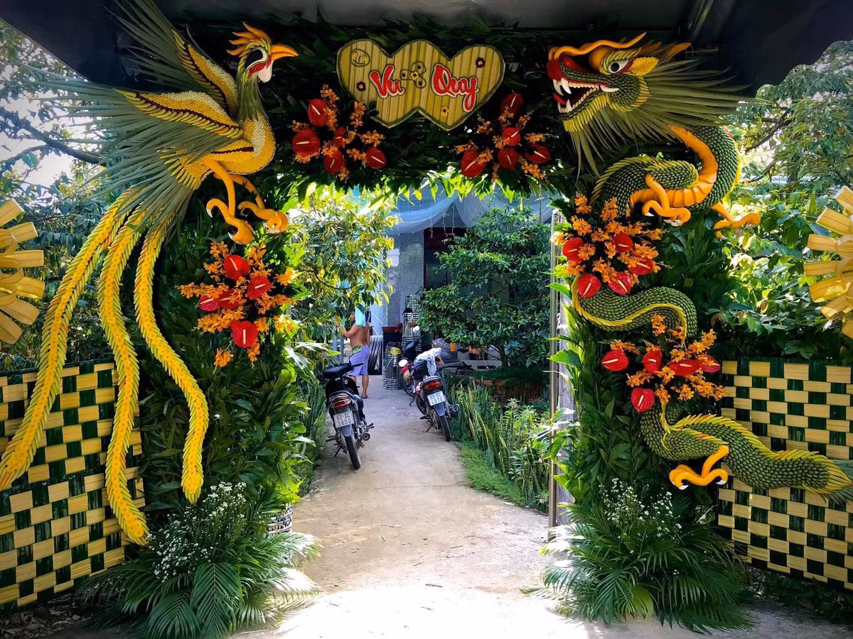 Đặc biệt, dù giản dị và mang đậm hơi thở "cây nhà lá vườn" nhưng những chiếc cổng cưới này là ký ức, là hoài niệm khó quên của bao thế hệ nơi đây. Ảnh: Tổng hợp