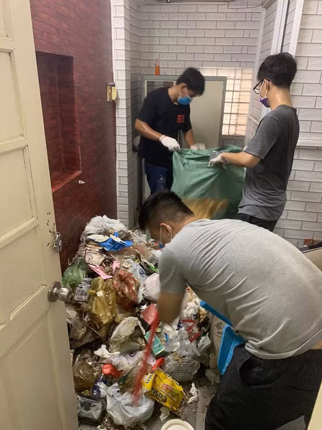 Đồ ăn thừa, túi nilong, chai nhựa,… vương vãi khắp phòng, ngay cả giấy vệ sinh đã qua sử dụng cũng chất đầy trong phòng tắm.