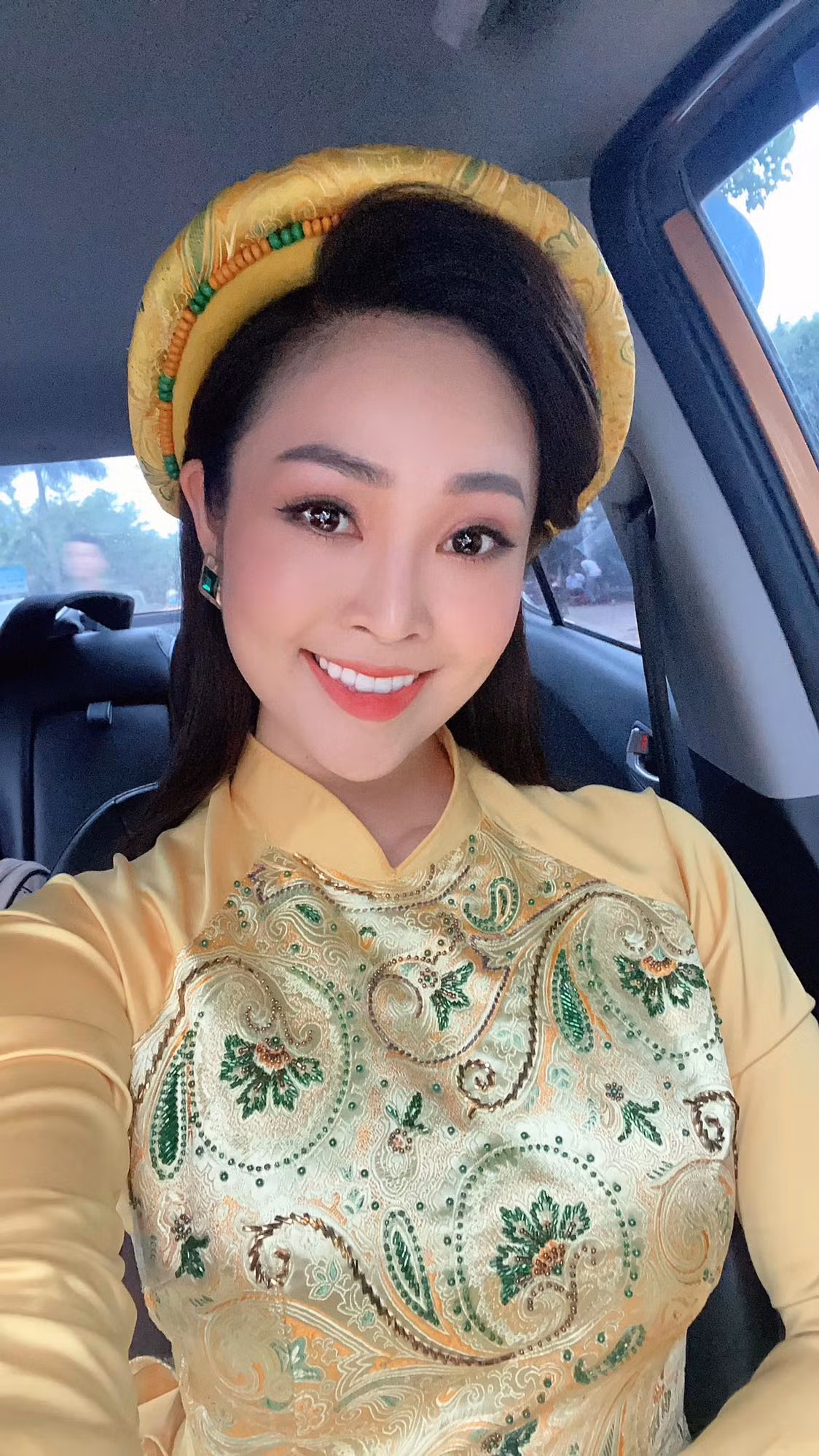 Khác với những trang phục thanh lịch, kín đáo khi lên sóng, MC Thùy Linh ở đời thường diện trang phục xì tin, nặng động hơn.