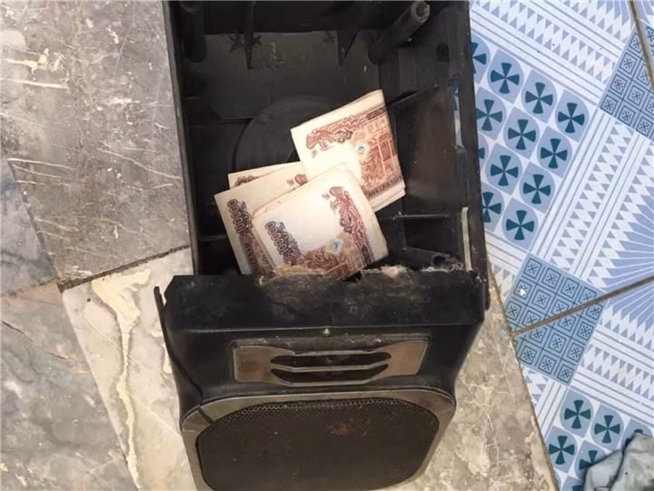 Sau khi chàng thanh niên tìm thấy chiếc loa từ "thời ông bà anh" và mở bung nó ra, bên trong xuất hiện xấp tiền. Không rõ tuổi đời của chiếc loa này bao lâu, song nhìn mệnh giá tập tiền ở bên trong thì ai cũng đoán rằng người nhét tiền vào đây có thể đã thuộc thế hệ ông cha.
