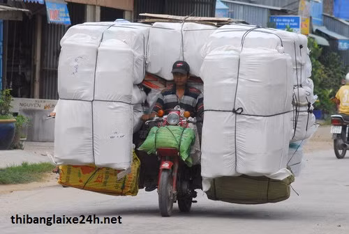 Không chỉ chở hàng hóa quá khổ mà nhiều người dân ngoại thành còn tranh thủ buổi sáng sớm để chở thực phẩm vào nội thành để đổ buôn.