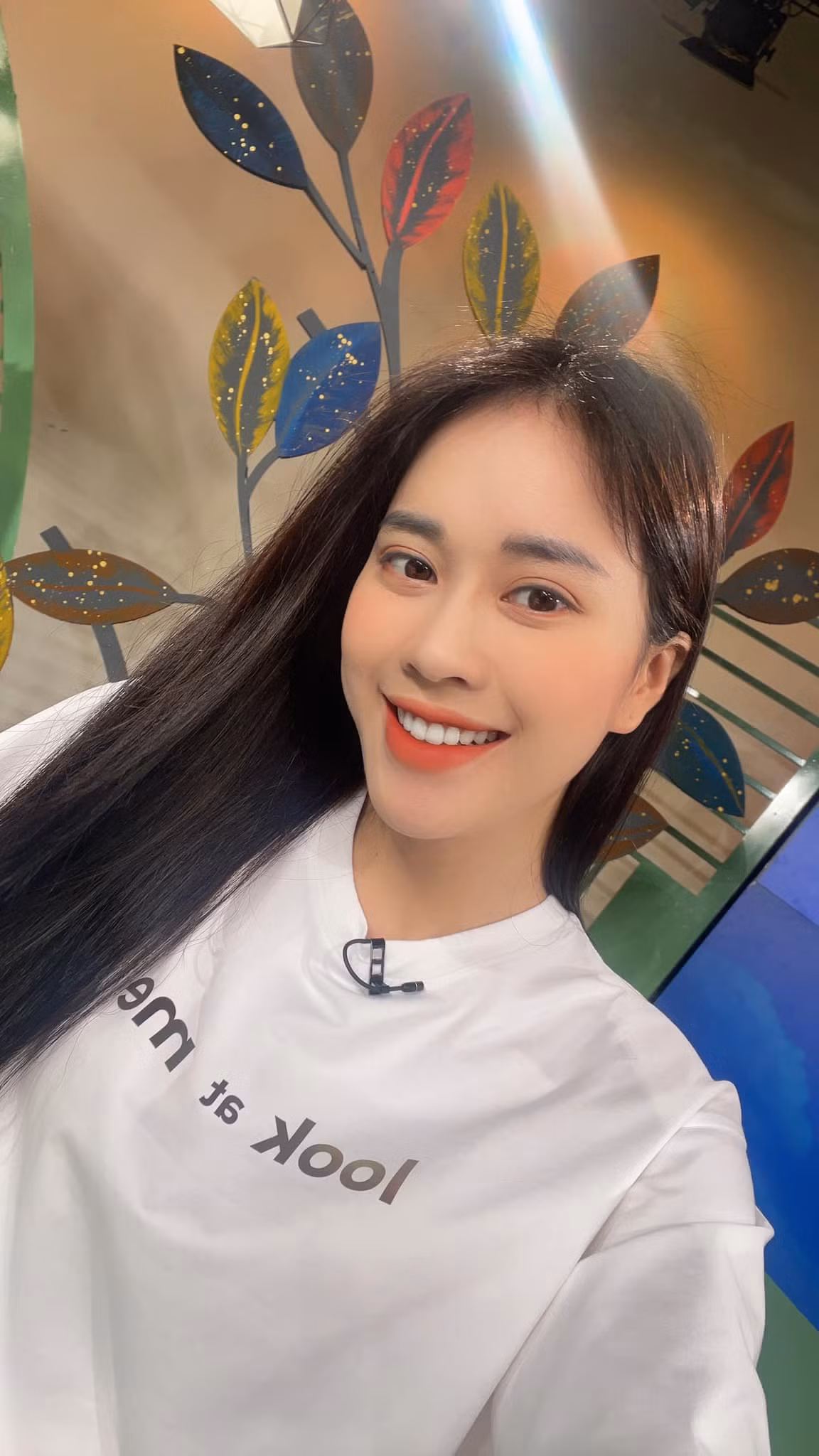 Nhiều người nhận xét rằng cô có gương mặt rất giống Hoa khôi Nam Em.