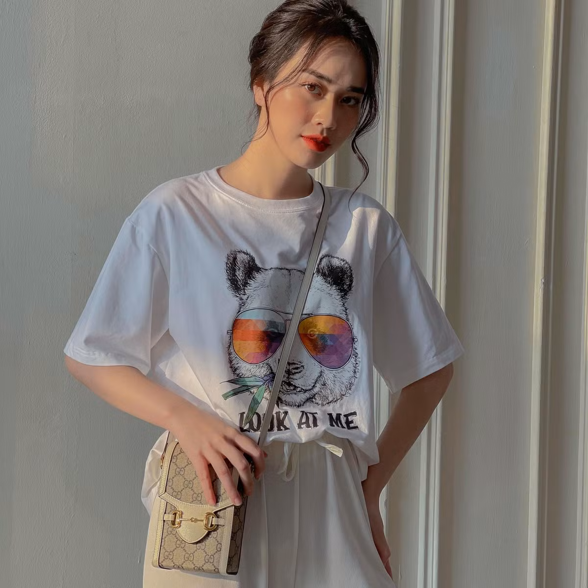 Ngay từ khi còn ngồi trên ghế nhà trường, Mai Phương đã khá nổi tiếng nhờ nhan sắc xinh đẹp.