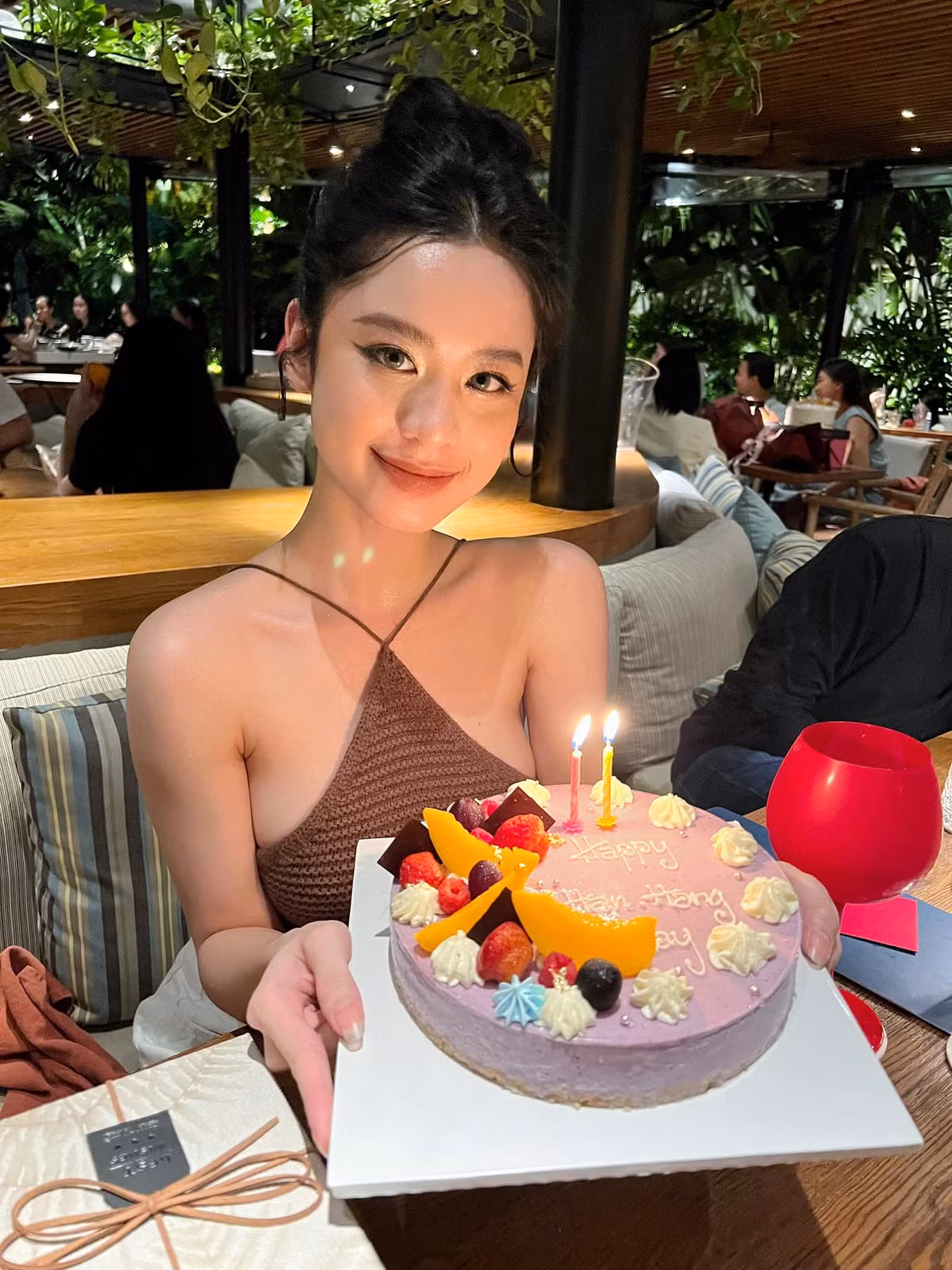 Sự thay đổi sắc vóc của Hàn Hằng làm không ít người tò mò và đoán già đoán non, nhiều người còn không khỏi cảm thán trước sự thay đổi về ngoại hình của gái xinh này.
