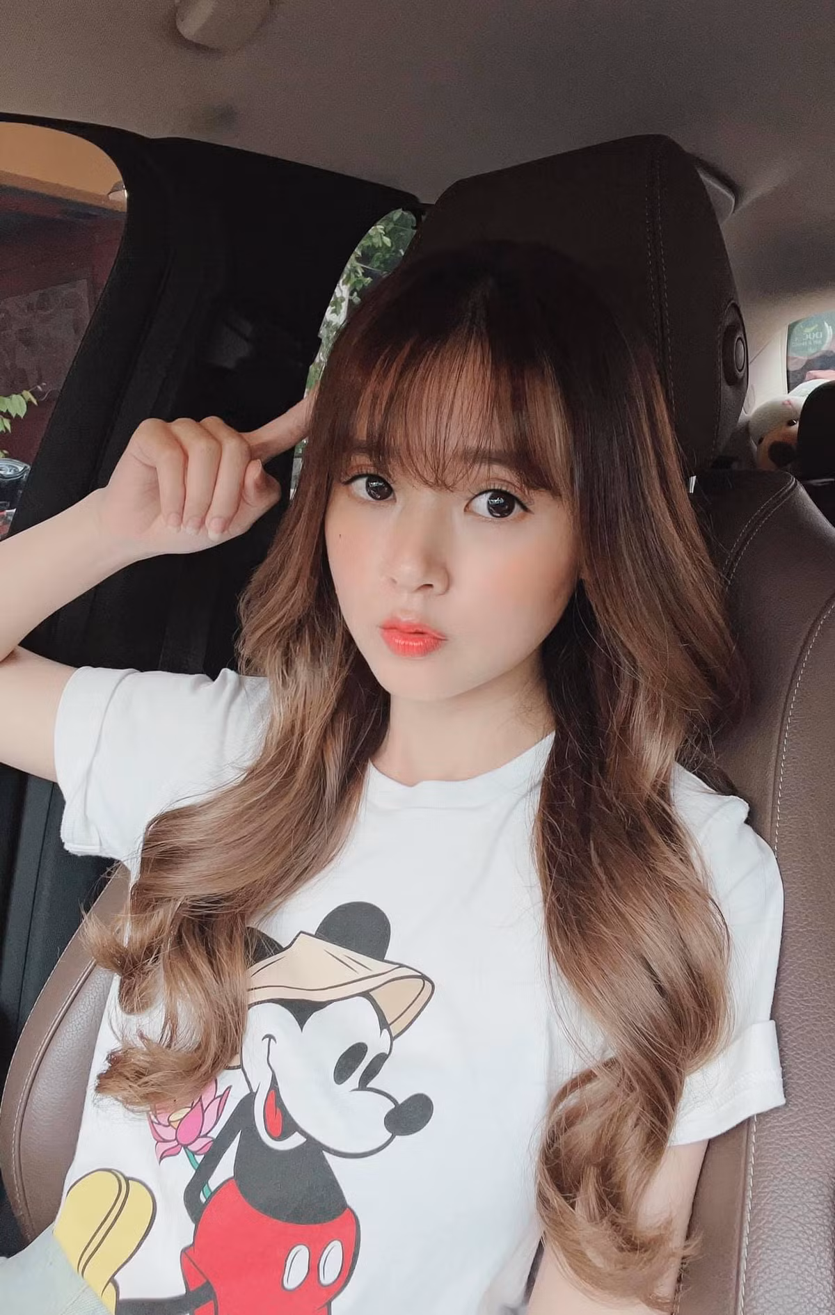 Bên cạnh hoạt động nghệ thuật, hiện tại hot girl Midu đang giảng dạy tại một trường Đại học tại TP HCM. Vốn hoạt động lâu năm trong lĩnh vực nghệ thuật và thời trang nên Midu thu hút mỗi lần lên đồ đẹp mắt khi đi dạy.