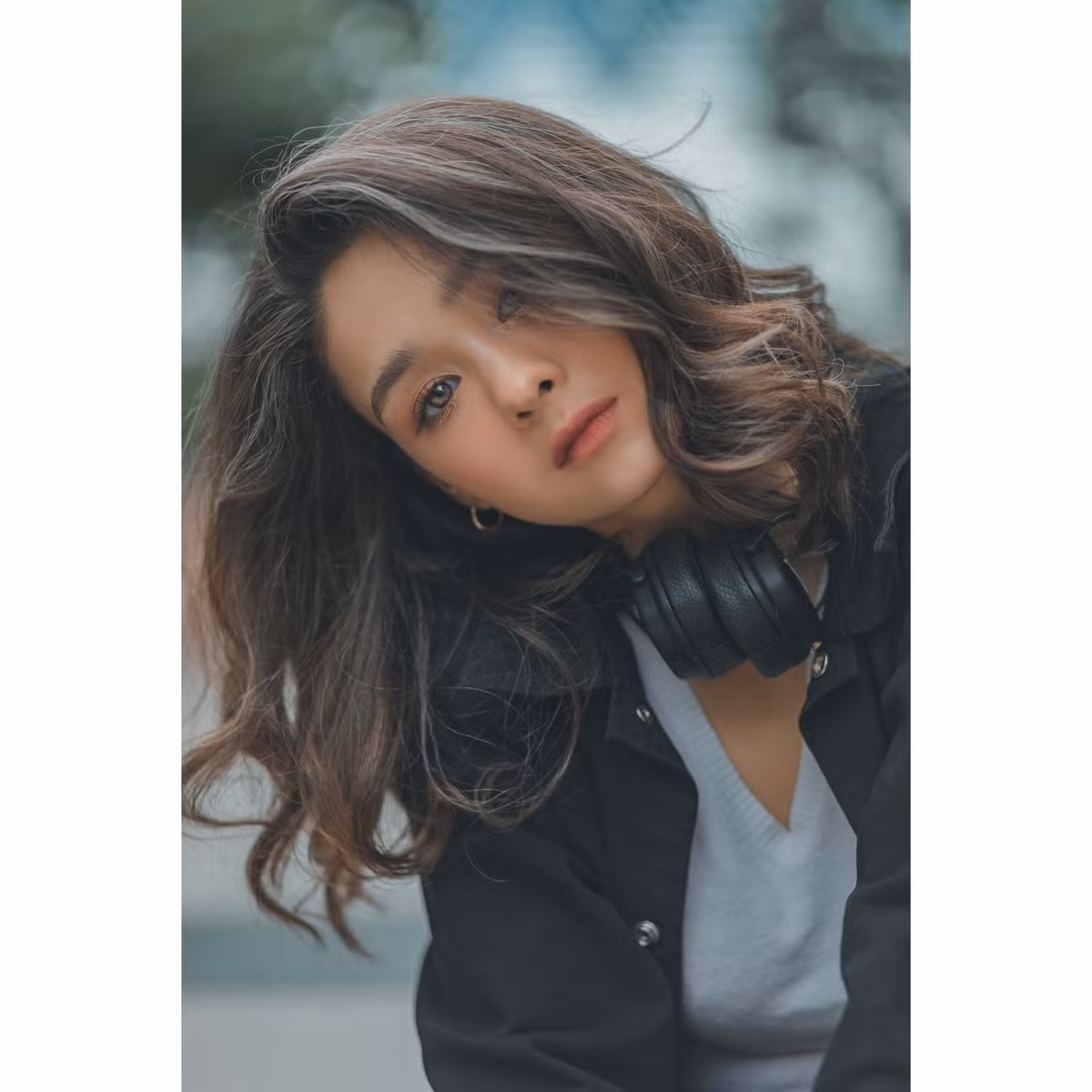 Ấn tượng về Emily trong lần gặp đầu tiên là chiều cao 1m72 ấn tượng, mái tóc xoăn tự nhiên, đôi mắt nâu sáng ngời.
