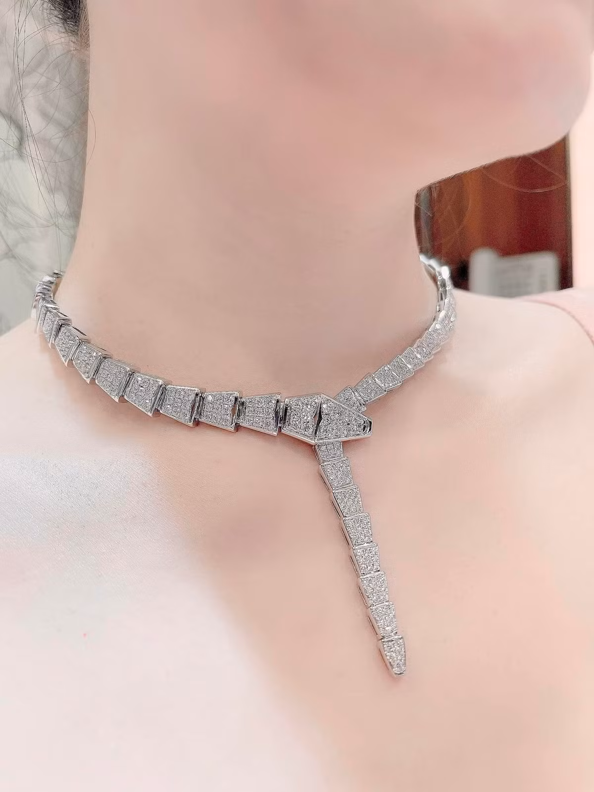 Cách đây tròn 1 tháng, nhân dịp 20/10, doanh nhân Nguyễn Quốc Vũ cũng mạnh tay tặng vợ chiếc đồng hồ nạm kim cương 7,70 carat trị giá lên đến 2,9 tỷ đồng.