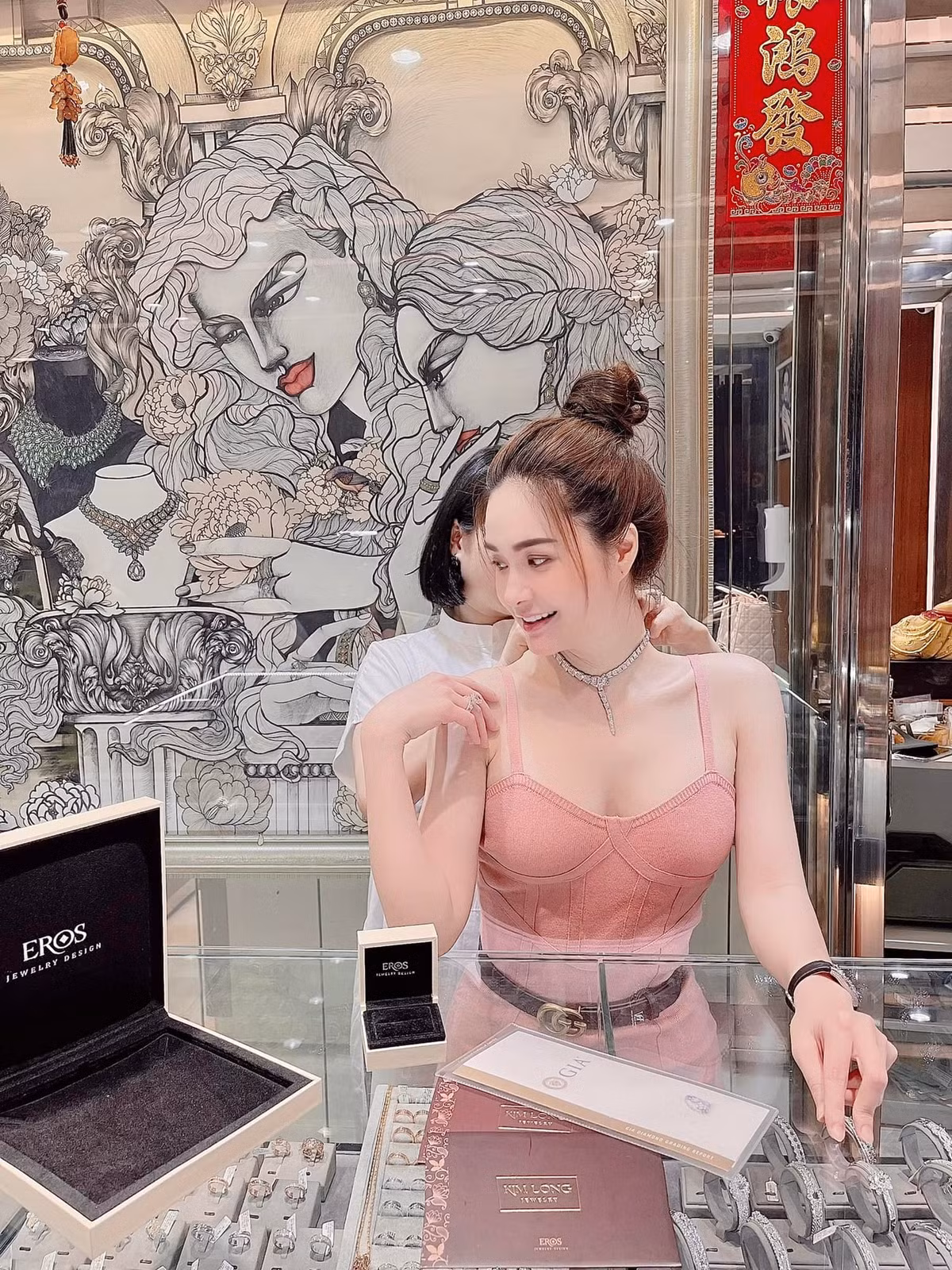 Trải qua nhiều năm sinh sống, anh vẫn luôn chứng tỏ được sự thương vợ, chiều con, khiến nhiều người ghen tỵ.