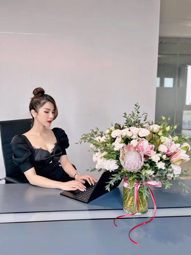 Về phía Diệp Lâm Anh, sau lùm xùm người đẹp vẫn quyết giữ im lặng. Trong nửa năm qua, Diệp Lâm Anh rất hạn chế nhắc đến ông xã đại gia trên MXH