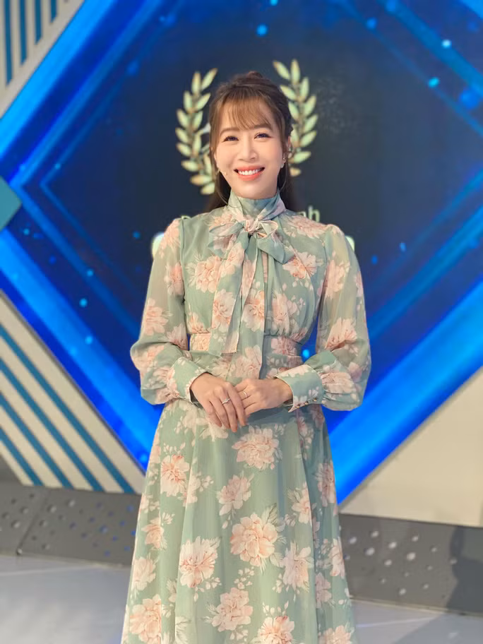 Bài đăng của cựu MC Đường Lên Đỉnh Olympia bất ngờ nhận được hàng ngàn lượt like, bình luận chỉ sau 1 giờ đăng tải. Diệp Chi còn nhận được "cơn mưa" lời khen từ đông đảo khán giả.