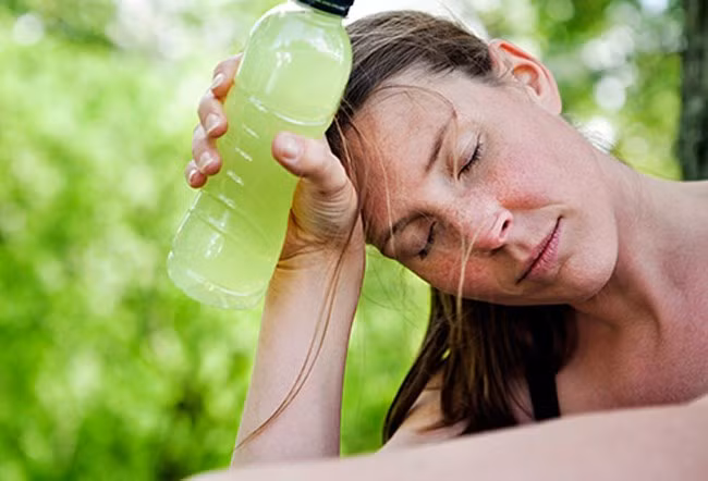 Mất nước: Mồ hôi lấy đi quá nhiều nước và các khoáng chất thiết yếu có thể gây tình trạng mất nước. Bạn thấy khát, đi tiểu ít hơn, miệng và lưỡi khô, có thể thấy choáng váng và đau đầu. Khi đó, hãy tìm nơi mát mẻ để nghỉ và uống nước khoáng cân bằng để bù muối và đường.