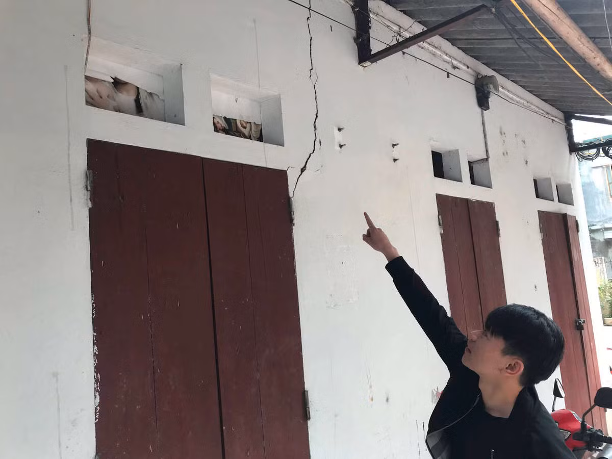 Một nhà dân tại tổ 16, phường Hợp Giang, Thành phố Cao Bằng, tỉnh Cao Bằng bị nứt tường do động đất gây ra. Ảnh: TNMT.