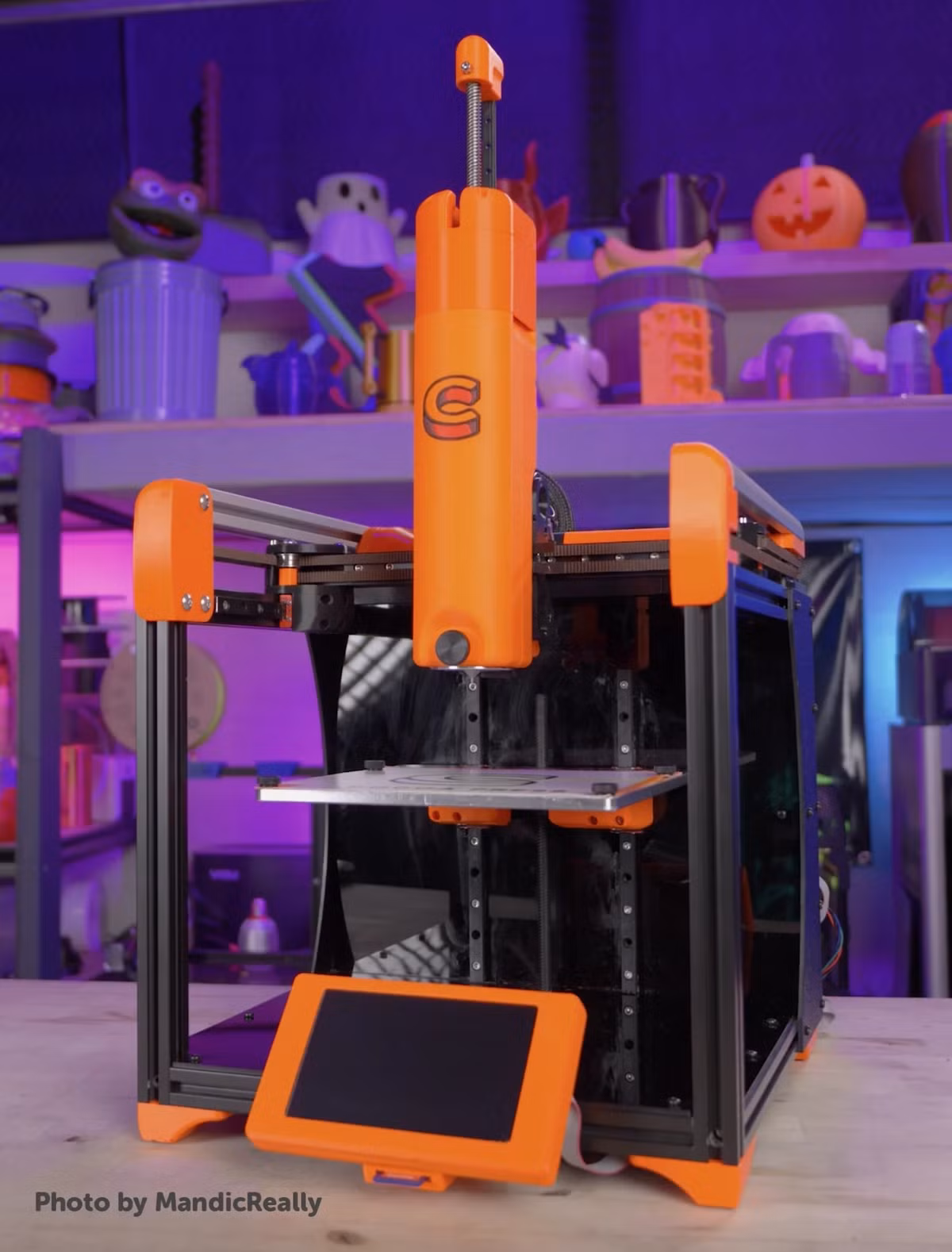  In 3D Socola. Những chiếc máy in 3D Socola hoạt động tương tự như loại máy in FDM thông thường. Với đầu máy đùn di chuyển xung quanh và đặt socola nóng chảy theo một hình dạng tùy ý theo từng lớp. Cuối cùng, socola sẽ đông lại thành sản phẩm ở thể rắn với hình dáng mong muốn đã cài đặt ban đầu cho máy.