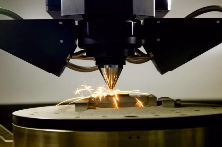 Công nghệ in 3D (tên tiếng anh là Three Dimensional Printing) là loại công nghệ in bồi đắp các vật liệu, kết hợp một chuỗi các công đoạn khác nhau để tạo nên một vật thể 3 chiều. Với công nghệ in 3D, các lớp vật liệu (nhựa, kim loại,…) sẽ được đắp chồng lên nhau và định dạng dưới sự kiểm soát của một chiếc máy tính để tạo ra vật thể theo mong muốn của người dùng.